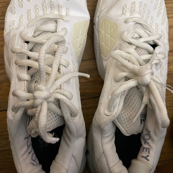 Size 8.5 Adidas Tennis Shoes - Picture 4 of 8